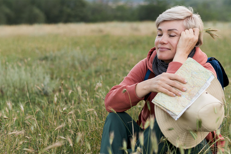 La adultez como etapa vital, representada por una mujer en un momento de relajación