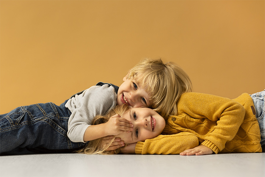 La infancia como etapa vital, representada por dos infantes